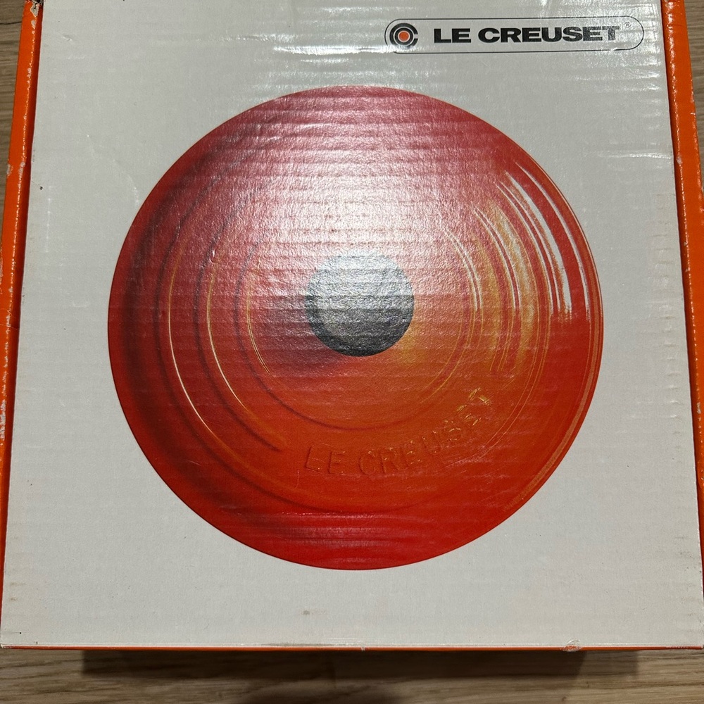 Le Creuset Vibrant Orange Dutch Oven - Picture 6 of 6